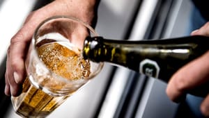 Regeringen sænker prisen på øl og vin trods advarsler om øget forbrug