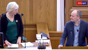 Se klippet: Pia Kjærsgaard skælder EL-ordfører ud for racisme-anklager i Folketingssalen 
