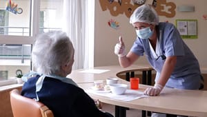 Ældre Sagen og FOA roser aftale, som skal sikre flere hænder til ældreplejen