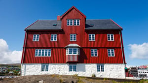 Færøsk regering klarer skærene trods strid om homoseksuelles rettigheder, men Grønland styrer mod valg