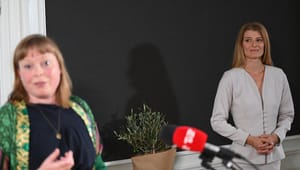 Overdragelse: Joy Mogensen bad en bøn og ny kirkeminister Ane Halsboe fik et oliventræ