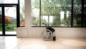 Lobpa: Det burde ikke være noget særsyn at se medarbejdere i en kørestol