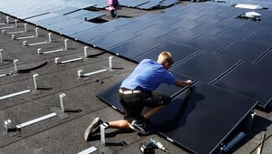 Skrappe energisparekrav, udvidet fjernvarme og flere solceller: Her er en plan for vejen ud af energikrisen