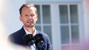Mens Hummelgaard venter på Kosovo, står fængselsplaner i Danmark stadig i stampe