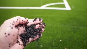 Regeringen vil frede kunstgræsbaner fra EU-forbud mod mikroplast