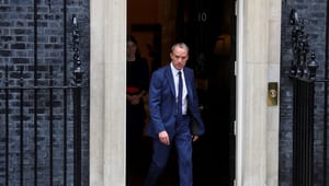 Storbritanniens justits- og vicepremierminister trækker sig efter beskyldninger om mobning 