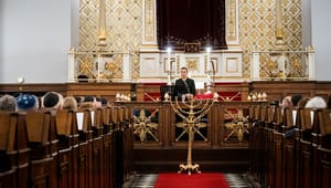 Sorgen og vreden gik hånd i hånd, da toppen af det danske samfund viste sympati for Israel i Københavns Synagoge