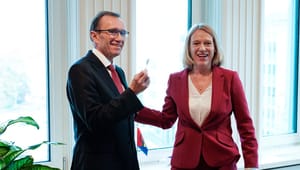 Norges udenrigsminister stopper efter sag om ægtefælles aktiehandel