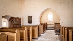 Præst bønfalder politikerne om at gribe ind over for dårligt arbejdsmiljø i folkekirken: "Kirken kan ikke reformere sig selv"