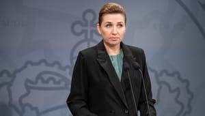 Mette Frederiksens løftede pegefingre og rolle som Ukraine-minister svækker SVM-regeringen