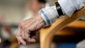 Lægeforeninger: Moderaterne har helt ret, når de peger på behovet for flere geriatere
