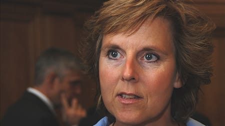 Hedegaard udsætter slagsmål med bilindustri
