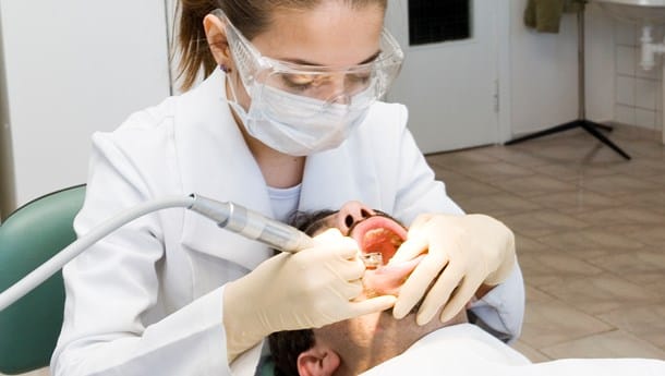 Tandlæger: Pengemænd og kapitalfonde i tandplejen er en farlig tendens