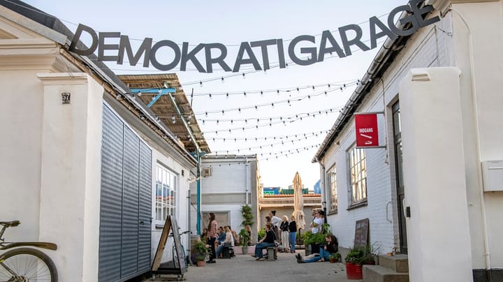 I et renoveret autoværksted i København sender to ildsjæle demokratiets motor til syn
