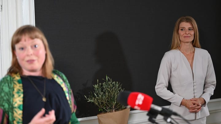 Overdragelse: Joy Mogensen bad en bøn og ny kirkeminister Ane Halsboe fik et oliventræ
