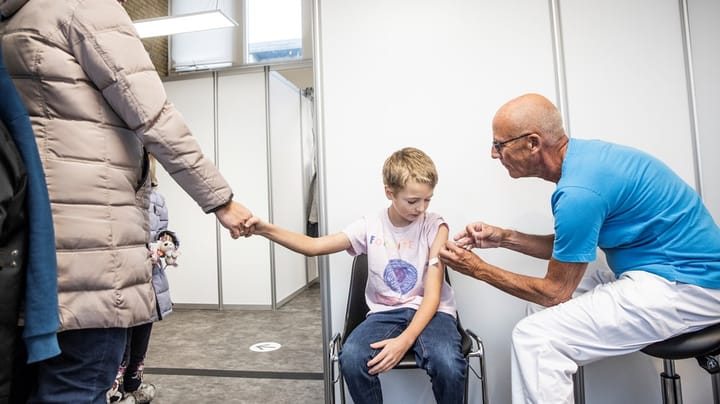 Vaccineforskere: Coronavaccinationen af børn og unge og coronapasset bør revurderes