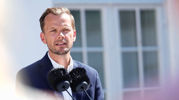 Mens Hummelgaard venter på Kosovo, står fængselsplaner i Danmark stadig i stampe