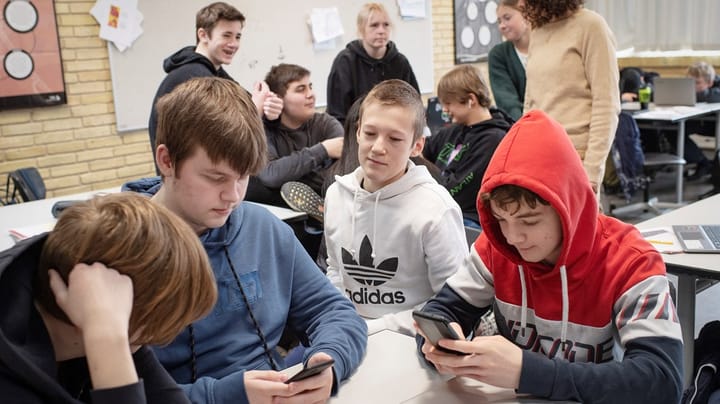 Ny måling: Mere end ni ud af ti danskere vil tvinge skoleelever til at droppe mobilen