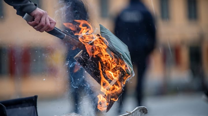 Fotoreportage: Toke, Lars og Philip brænder koraner af
