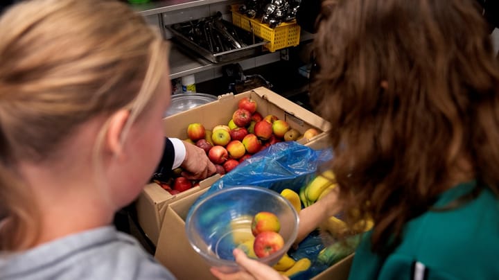 Professor og lærer: Kan vi spise os til en bedre fødevarefremtid i skolekantinen?