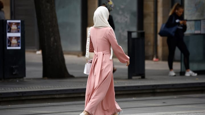 En kjole har indtaget en central plads i fransk politik. Nu beskyldes Europas sekulære højborg for diskrimination af muslimer