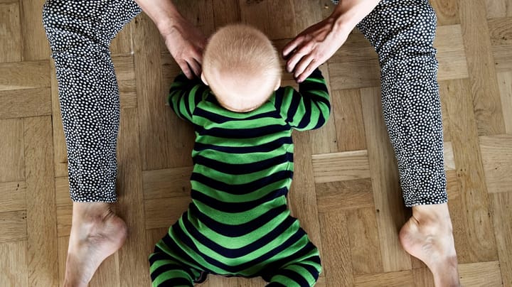 Forskere: De faldende fødselstal fortæller, at vi står i en krise – vi har brug for en national fertilitetsstrategi 
