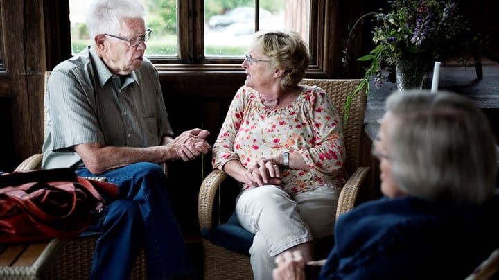 Pensionister på ældrecheck bør få hjælp til at komme på højskole for at modvirke ensomhed