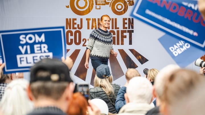 Mens klimaaktivister og lystfiskere holdt begravelse for Vejle Fjord, spiste landbrugets støtter protestpølser ved Støjbergs CO2-rally