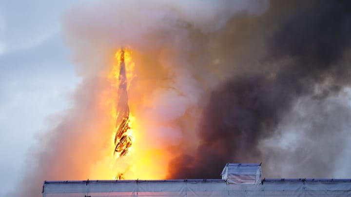 Børsen i flammer: Se videoen af øjeblikket, hvor ikonisk dragespir kollapser