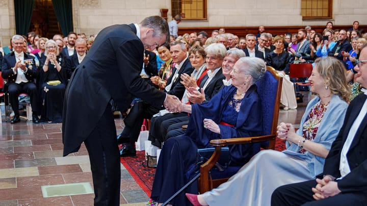 Dronning Margrethe hylder håndværkere og kendt astronaut med medaljer