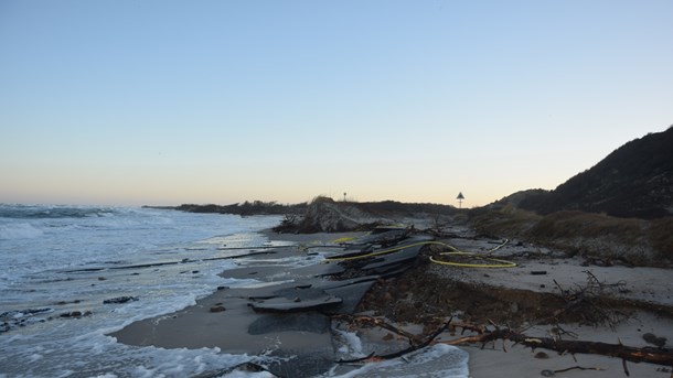 Stormen Urd ødelagde i december hovedvejen på Kattegat-øen Anholt. Nu vil øens borgere skaffe penge til kystsikring ved hjælp af crowdfunding. 
