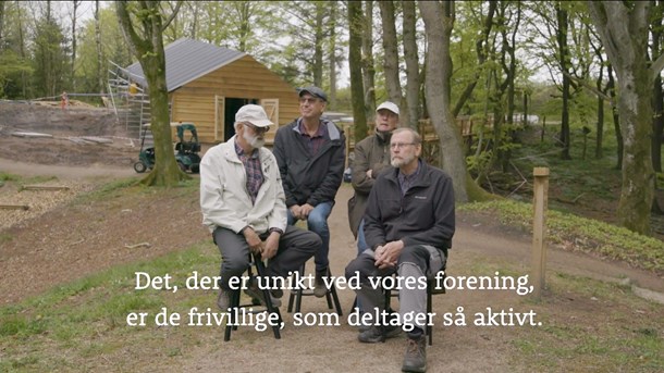 I en skov i Nordjylland sidder fire frivillige og evaluerer på deres projekt. Deres gode erfaringer skal via video deles ud til resten af foreningslivet. (Foto: Nordea-fonden)