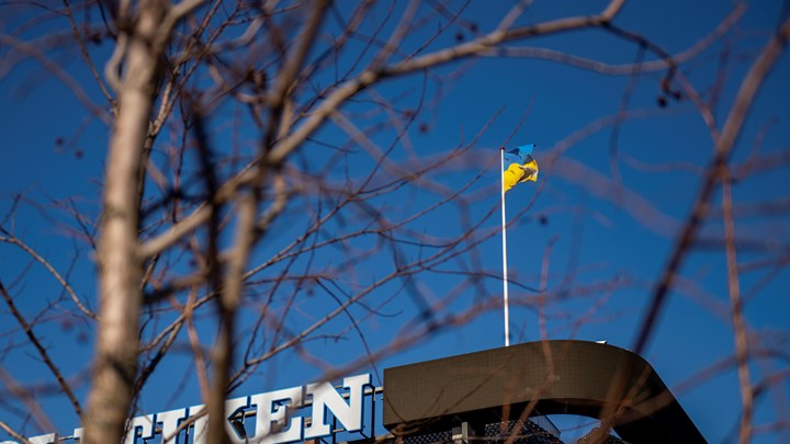 Det ukrainske flag vajer over Politikens hus på Rådhuspladsen i København.